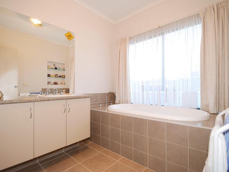 68 Livingstone Boulevard, Pakenham VIC 3810