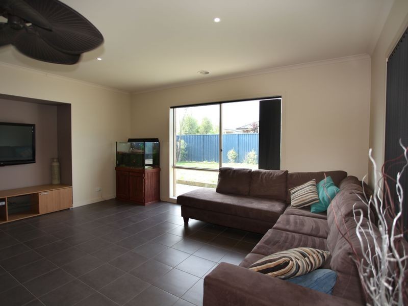 14 Banksia Grove, Pakenham VIC 3810