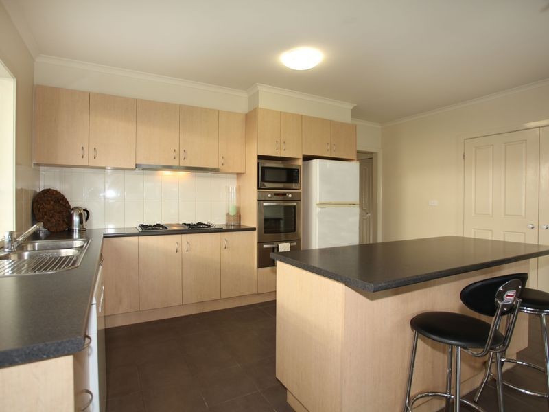 14 Banksia Grove, Pakenham VIC 3810