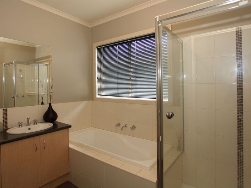 14 Banksia Grove, Pakenham VIC 3810