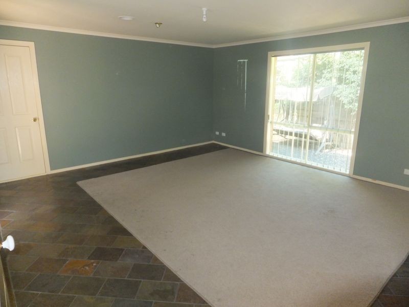 8 Fleming Terrace, Pakenham VIC 3810