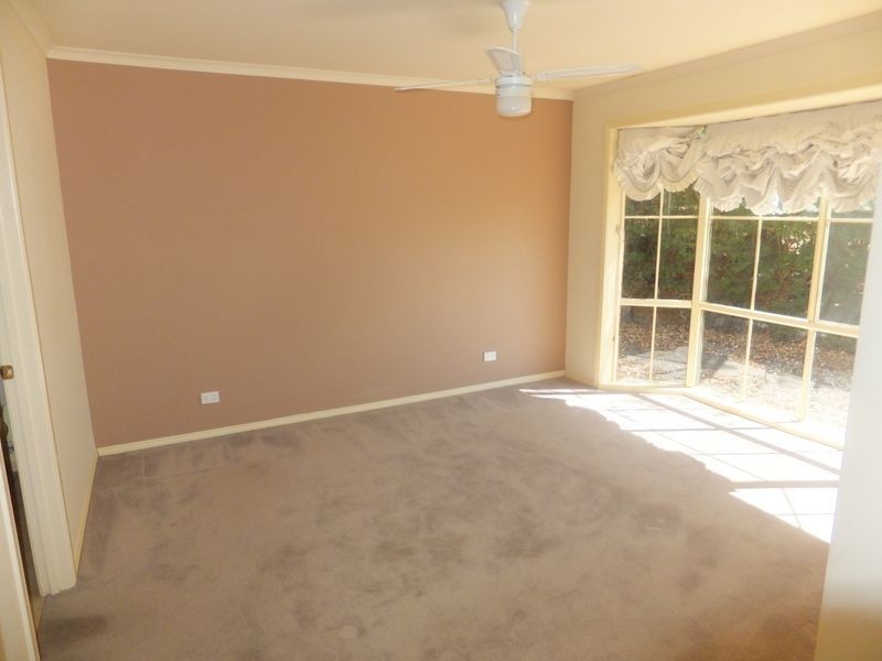 8 Fleming Terrace, Pakenham VIC 3810