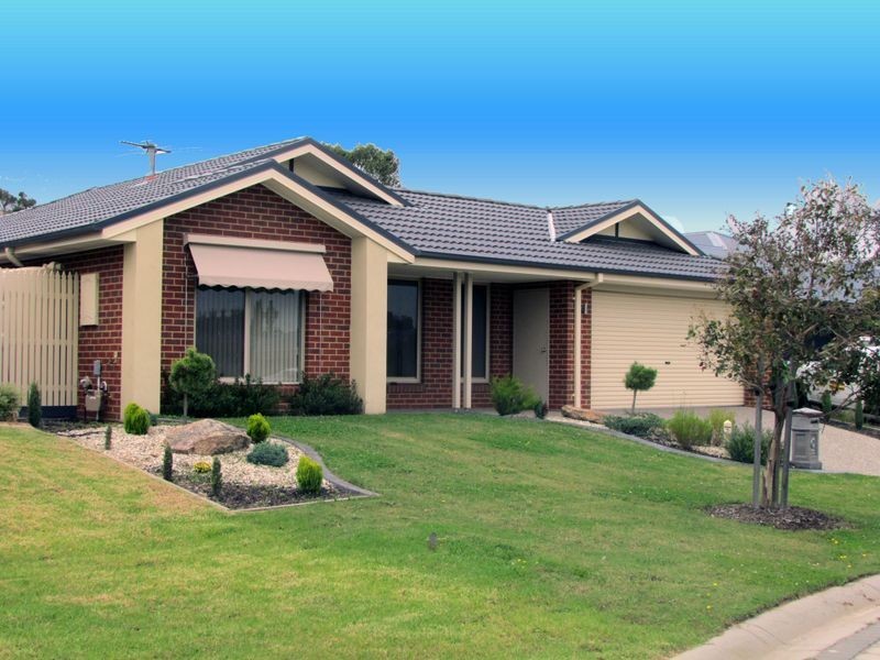 18 Chestnut Chase, Pakenham VIC 3810