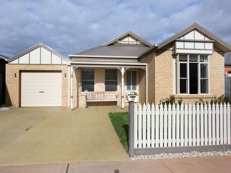 38 Stringy Bark Circuit, Pakenham VIC 3810