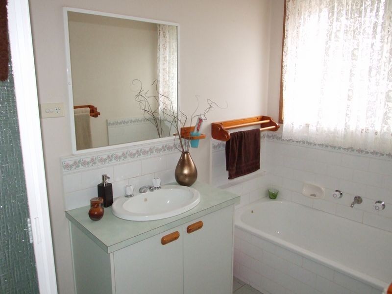 18 Mcmaster Court, Pakenham VIC 3810