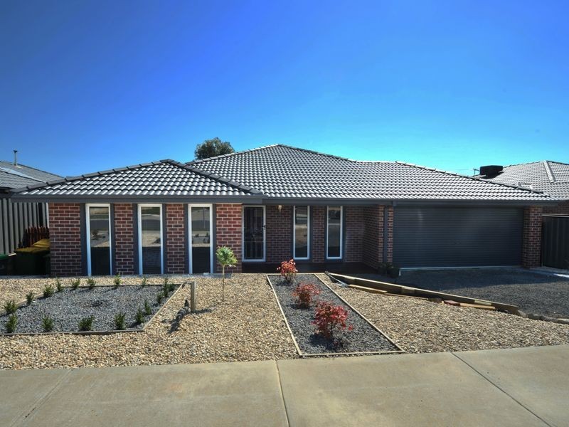 8 Caspian Chase, Pakenham VIC 3810
