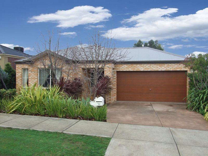 11 Fallingwater Drive, Pakenham VIC 3810