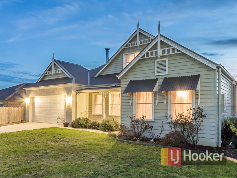 44 McGarvie Crescent, Pakenham VIC 3810