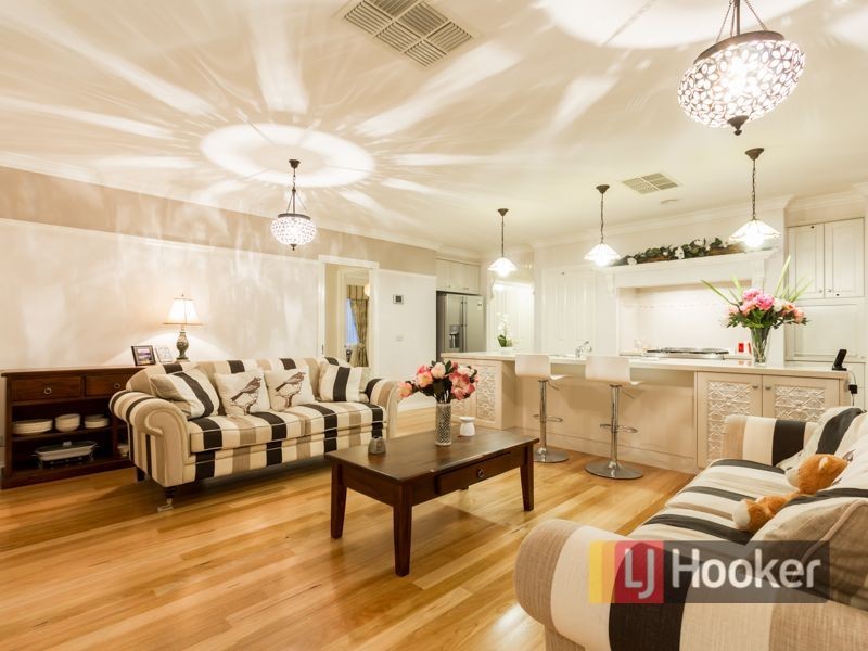 44 McGarvie Crescent, Pakenham VIC 3810