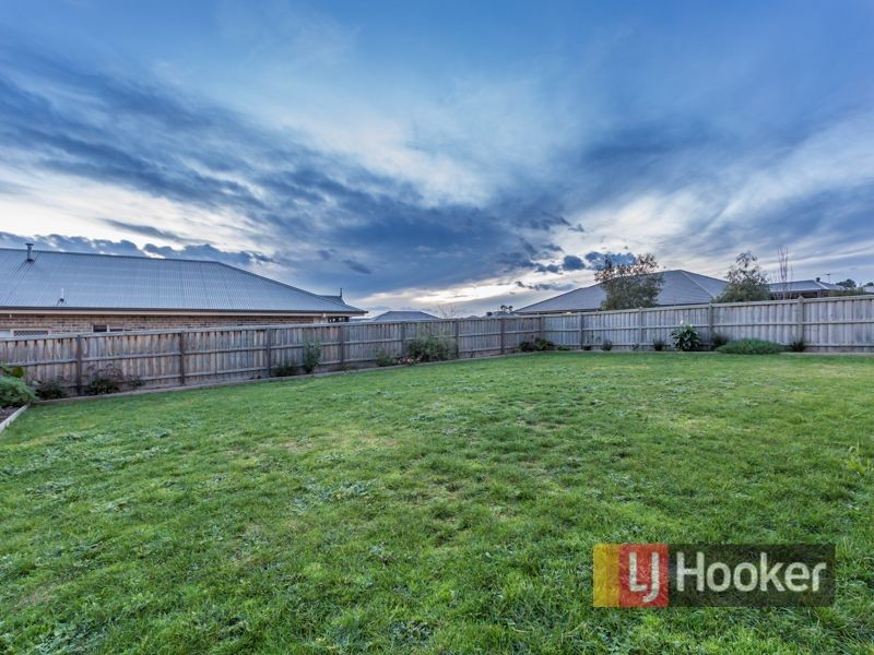 44 McGarvie Crescent, Pakenham VIC 3810