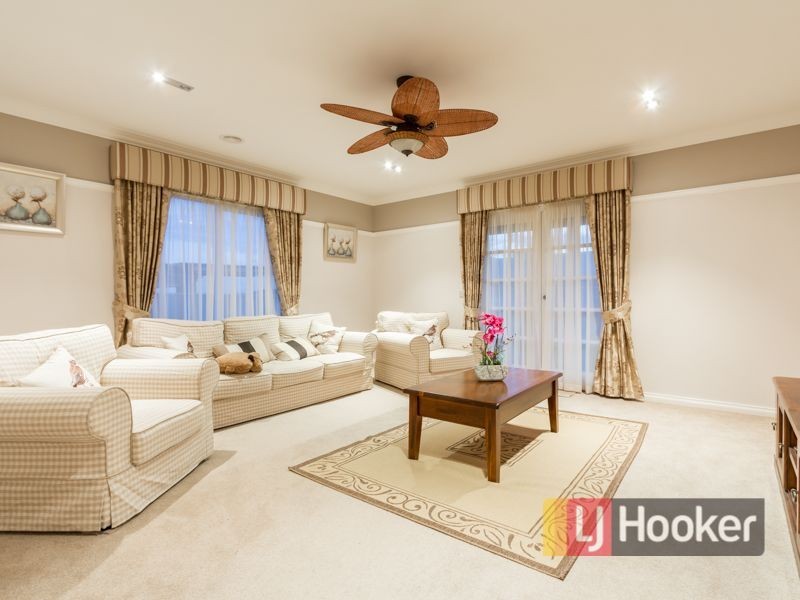 44 McGarvie Crescent, Pakenham VIC 3810