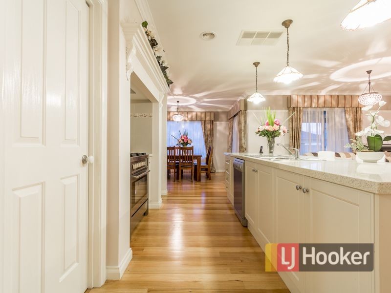 44 McGarvie Crescent, Pakenham VIC 3810