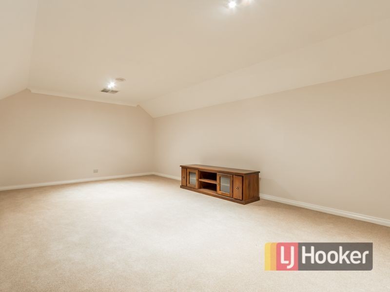 44 McGarvie Crescent, Pakenham VIC 3810
