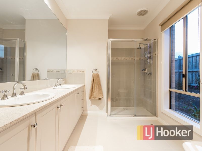 44 McGarvie Crescent, Pakenham VIC 3810