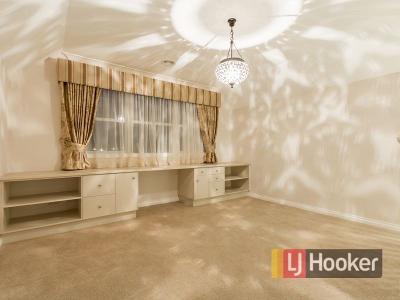 44 McGarvie Crescent, Pakenham VIC 3810