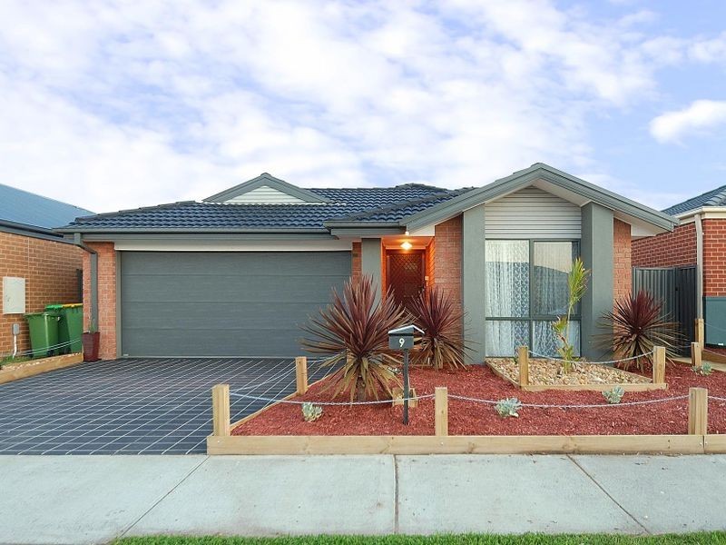 9 Orchard Valley Avenue, Pakenham VIC 3810