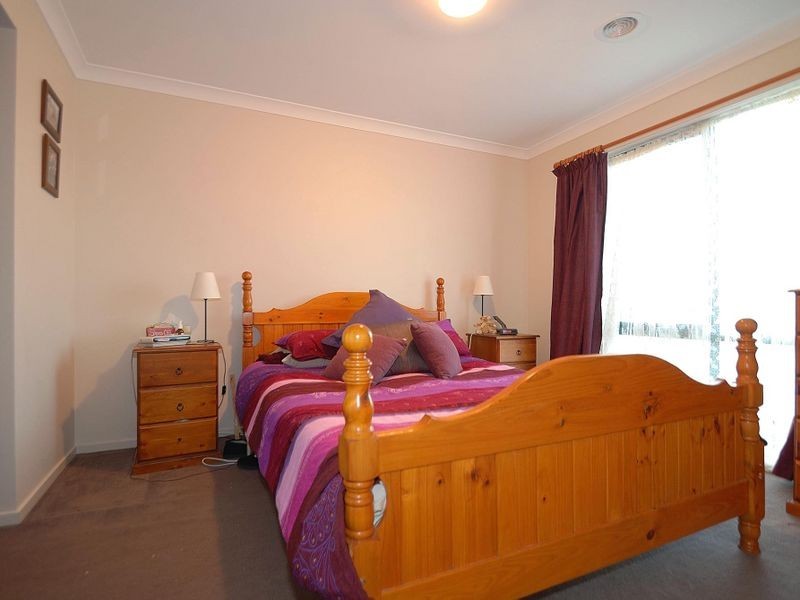 9 Orchard Valley Avenue, Pakenham VIC 3810