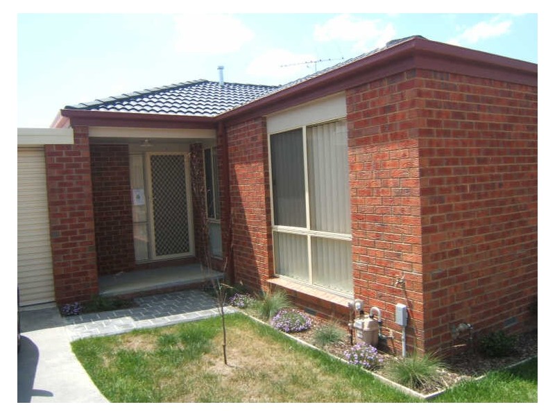 2/3 Hale Place, Pakenham VIC 3810