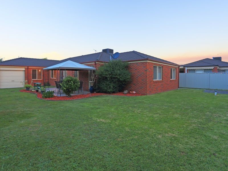 4 Buchan Green, Pakenham VIC 3810