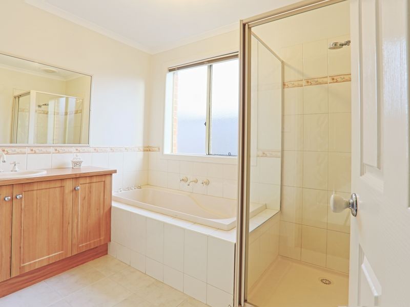 4 Buchan Green, Pakenham VIC 3810