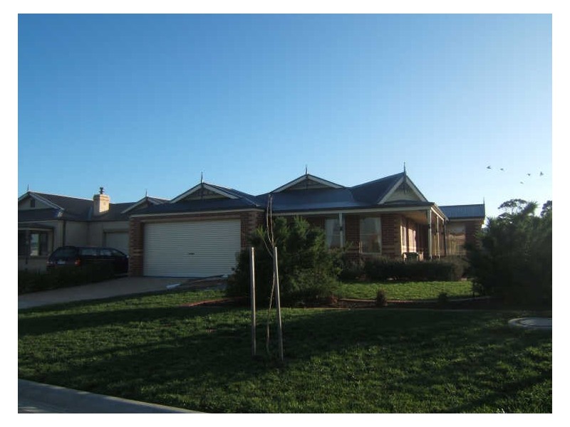 8 Iris Place, Pakenham VIC 3810