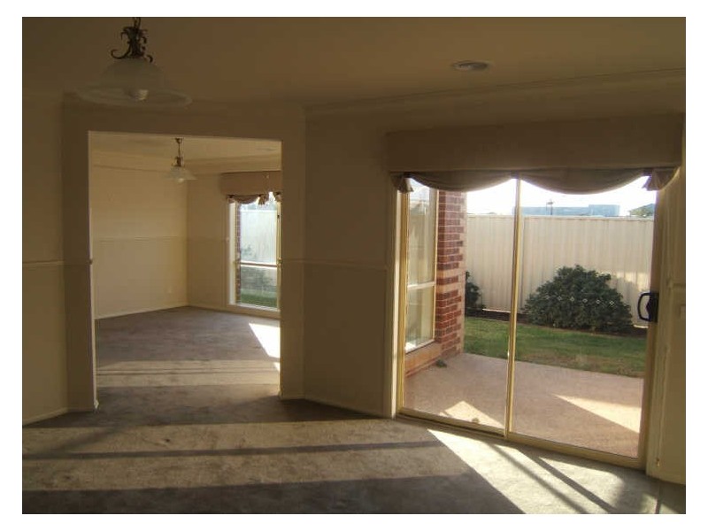 8 Iris Place, Pakenham VIC 3810