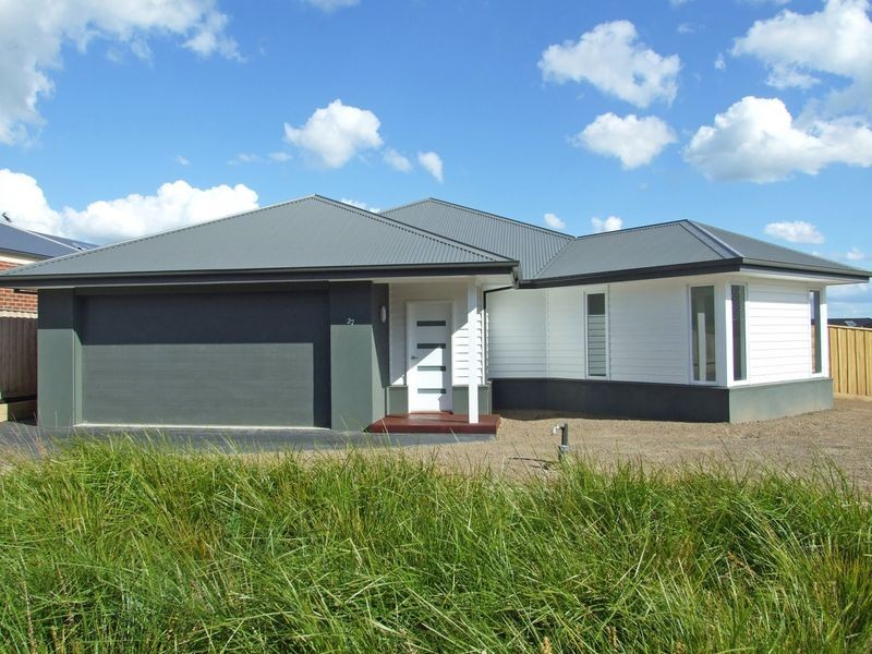 27 Landy Circuit, Pakenham VIC 3810