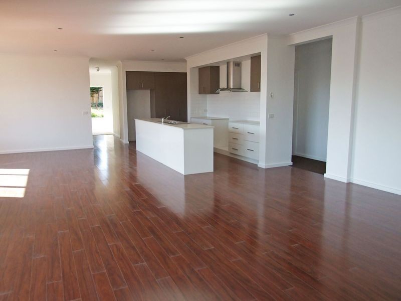 27 Landy Circuit, Pakenham VIC 3810