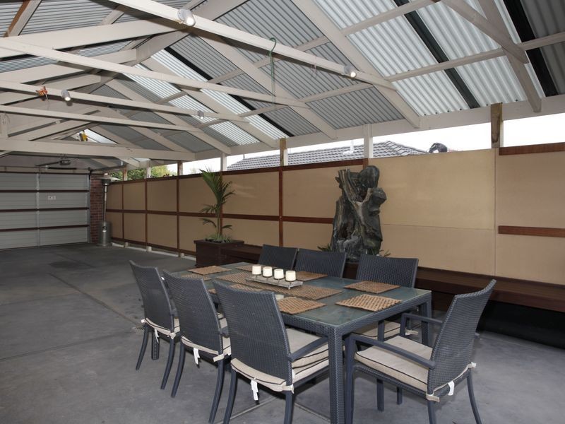 27 Swamp Gum Close, Pakenham VIC 3810