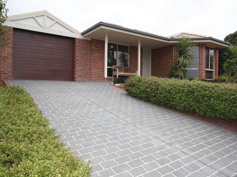 27 Swamp Gum Close, Pakenham VIC 3810