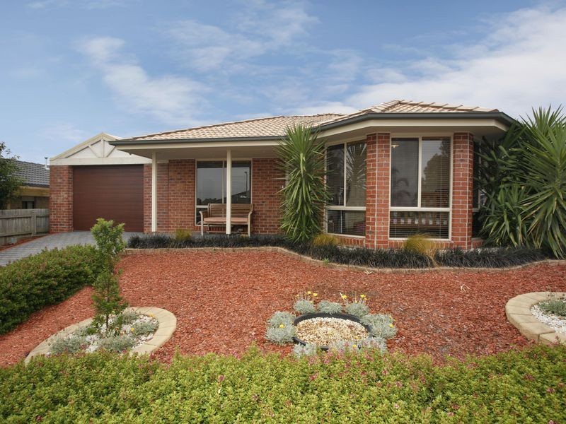 27 Swamp Gum Close, Pakenham VIC 3810