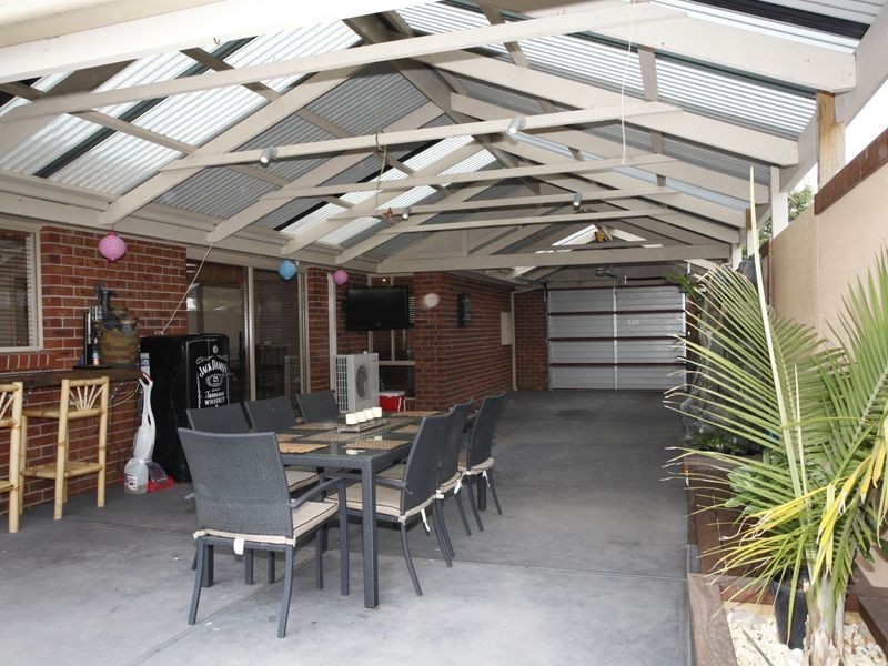 27 Swamp Gum Close, Pakenham VIC 3810