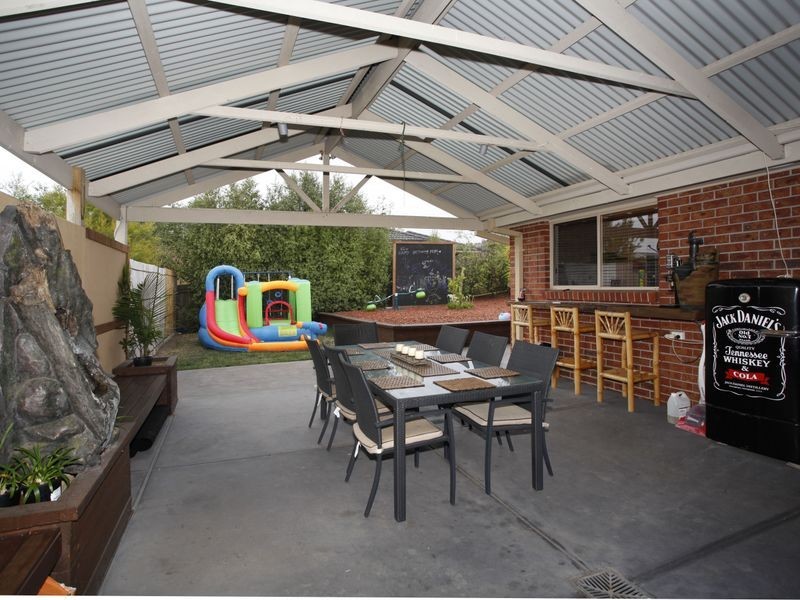 27 Swamp Gum Close, Pakenham VIC 3810