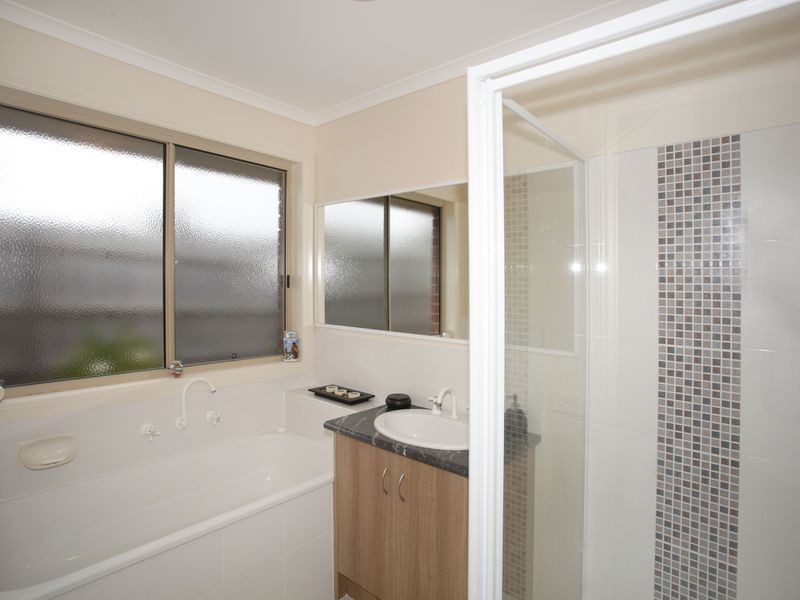 27 Swamp Gum Close, Pakenham VIC 3810