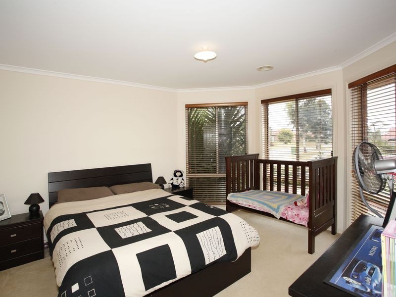 27 Swamp Gum Close, Pakenham VIC 3810