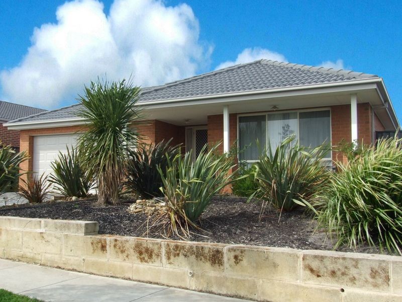 19 Caspian Chase, Pakenham VIC 3810