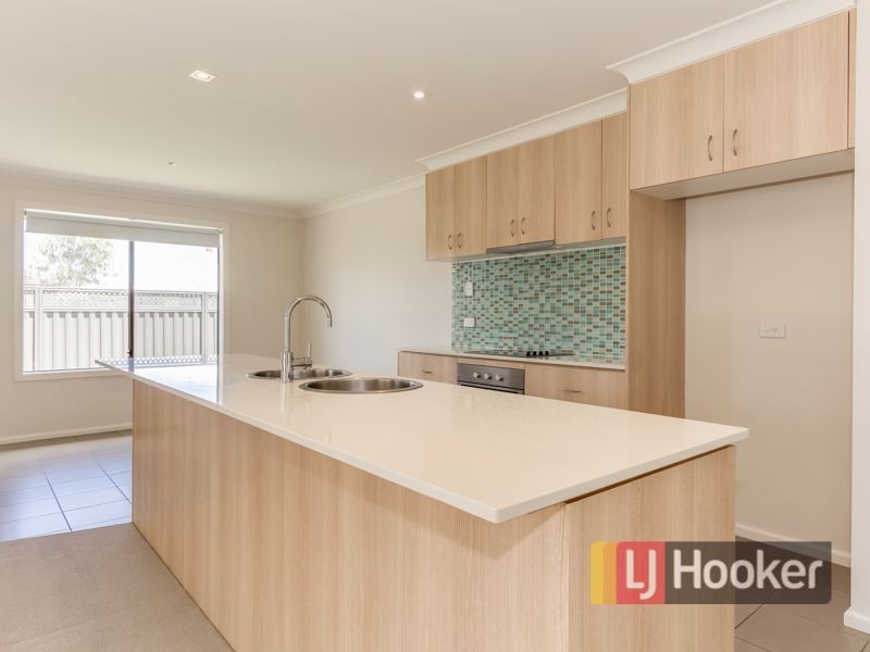 2 Laurel Lane, Pakenham VIC 3810