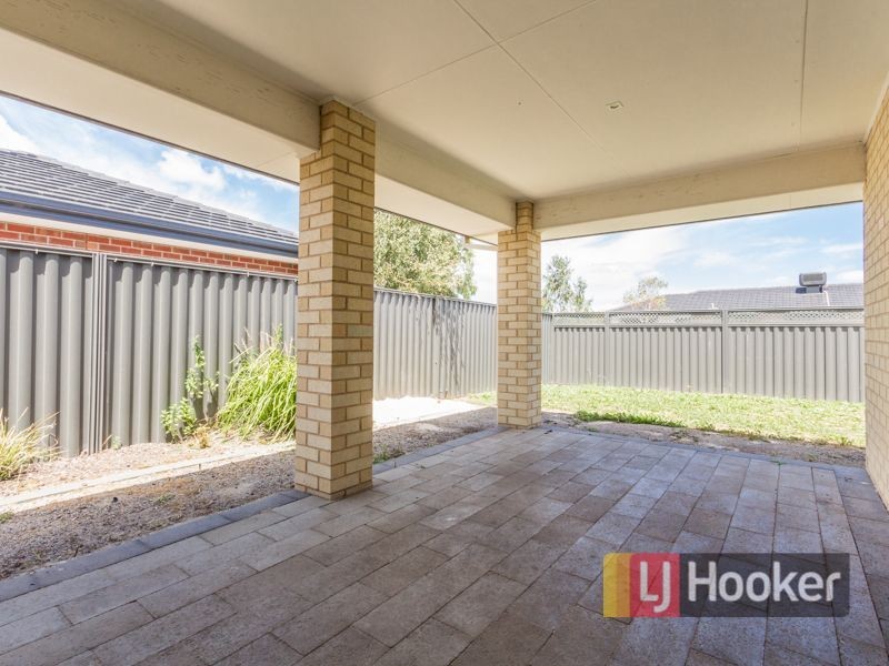 2 Laurel Lane, Pakenham VIC 3810