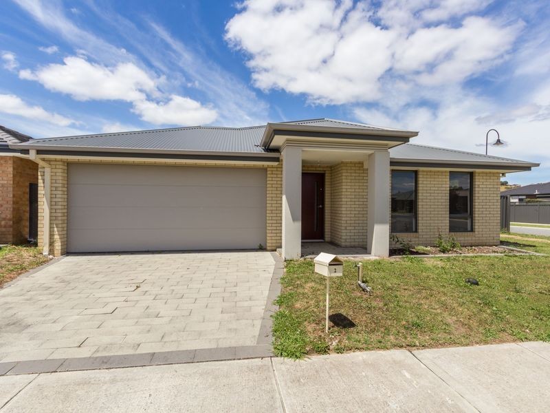 2 Laurel Lane, Pakenham VIC 3810