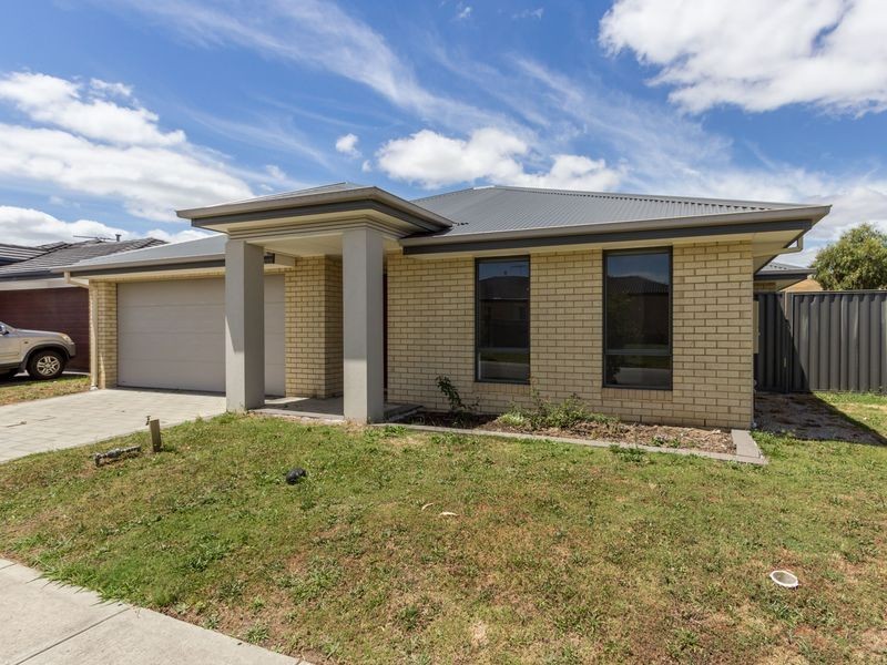 2 Laurel Lane, Pakenham VIC 3810
