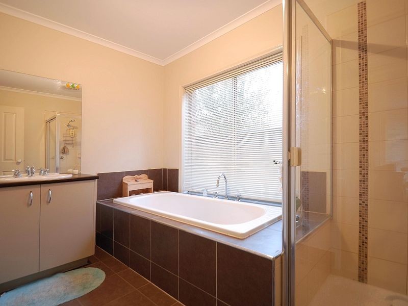 20 Paperbark Drive, Pakenham VIC 3810