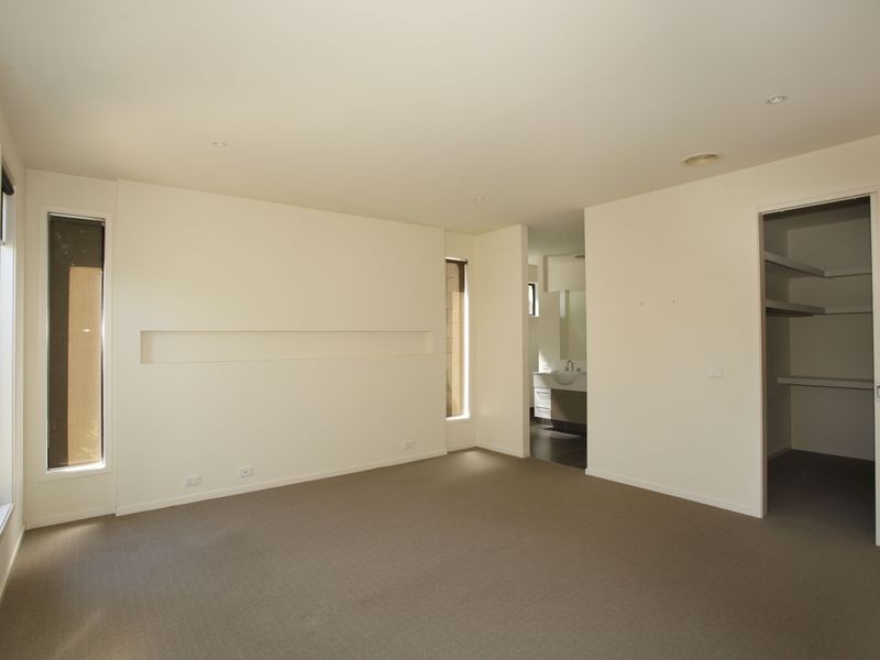 11 Reidel Avenue, Pakenham VIC 3810