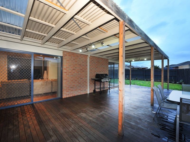 15 Camelia Way, Pakenham VIC 3810