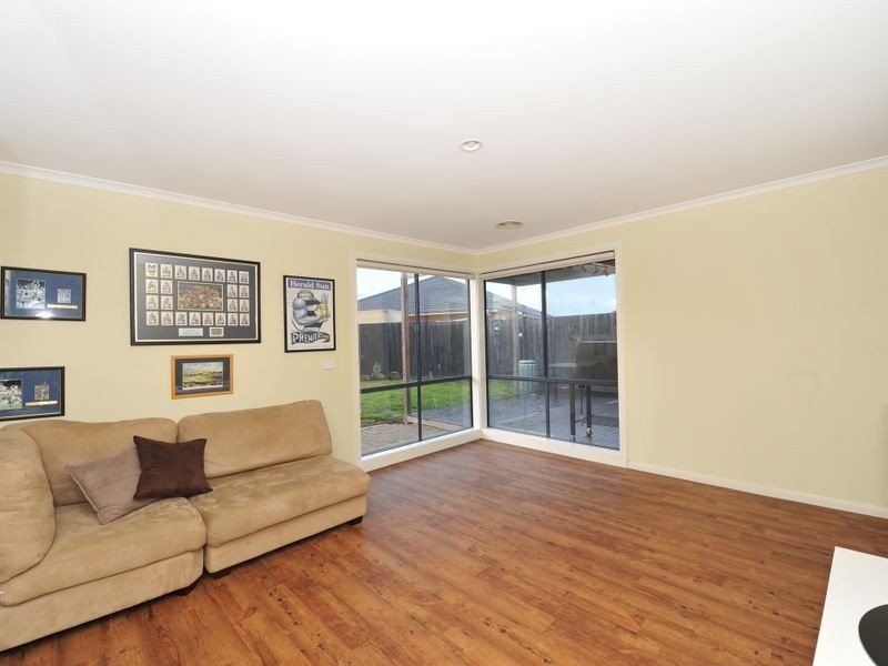 15 Camelia Way, Pakenham VIC 3810