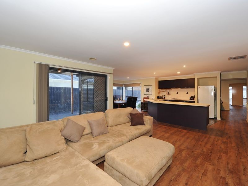 15 Camelia Way, Pakenham VIC 3810