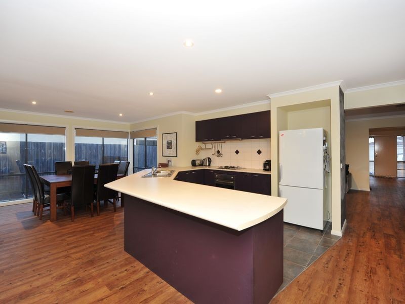 15 Camelia Way, Pakenham VIC 3810