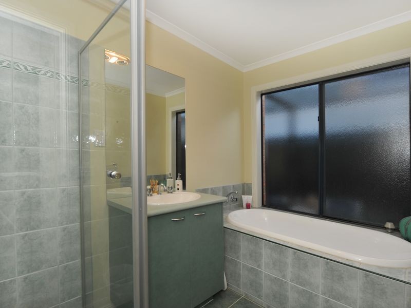 15 Camelia Way, Pakenham VIC 3810