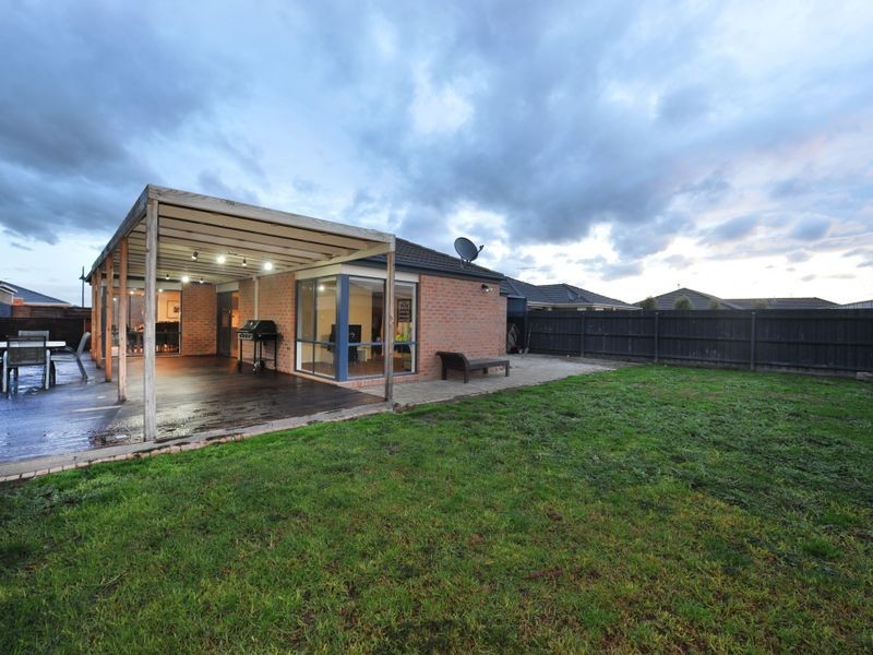 15 Camelia Way, Pakenham VIC 3810