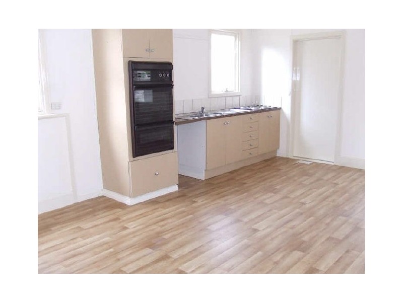 8 James Street, Pakenham VIC 3810