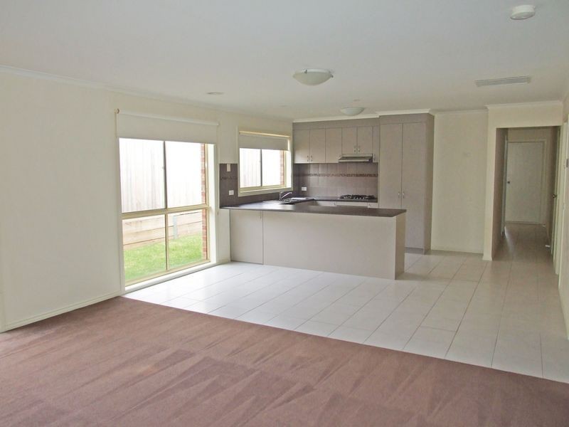 2/80 Eagle Drive, Pakenham VIC 3810